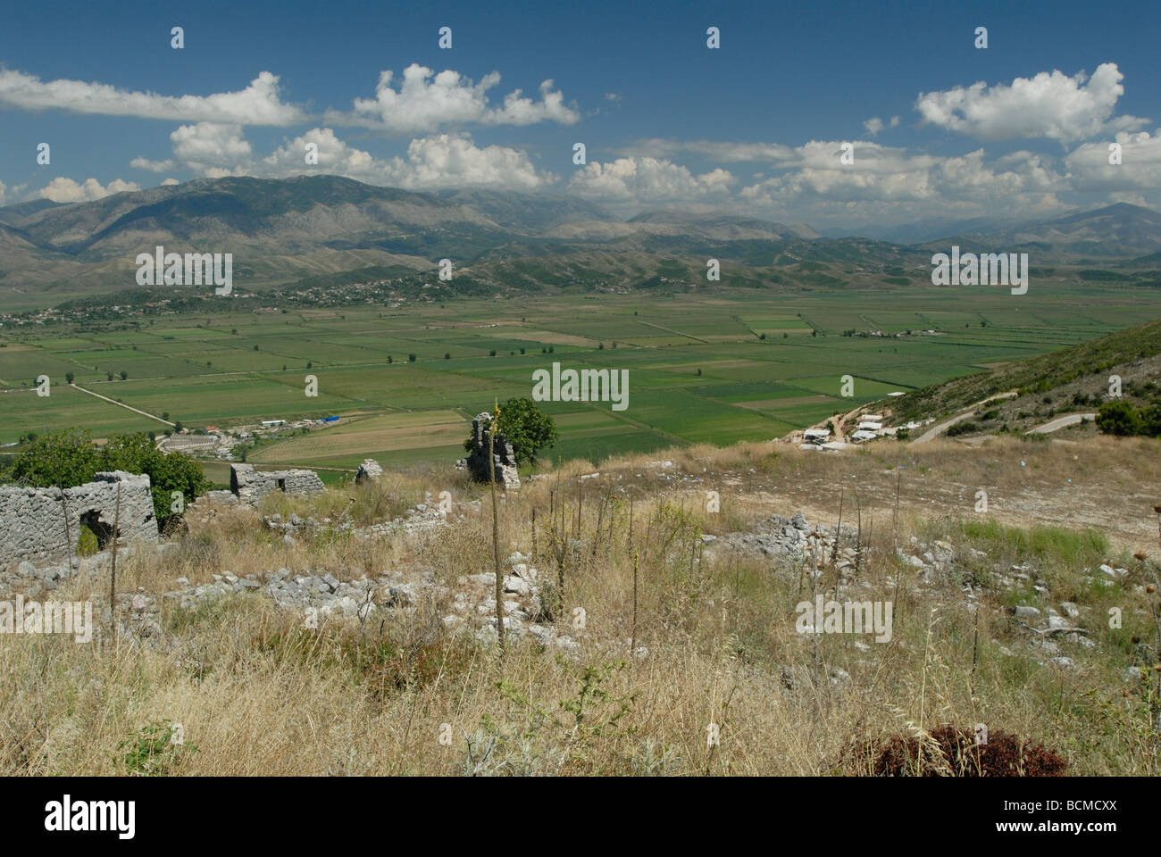 Vista della valle fertile da Saranda (o Sarande) in Albania Foto Stock
