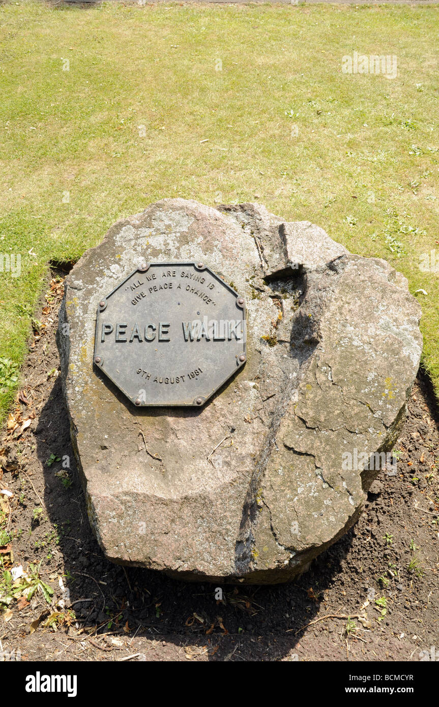 La pace cammina la placca, Victoria Park, Leicester, England, Regno Unito Foto Stock