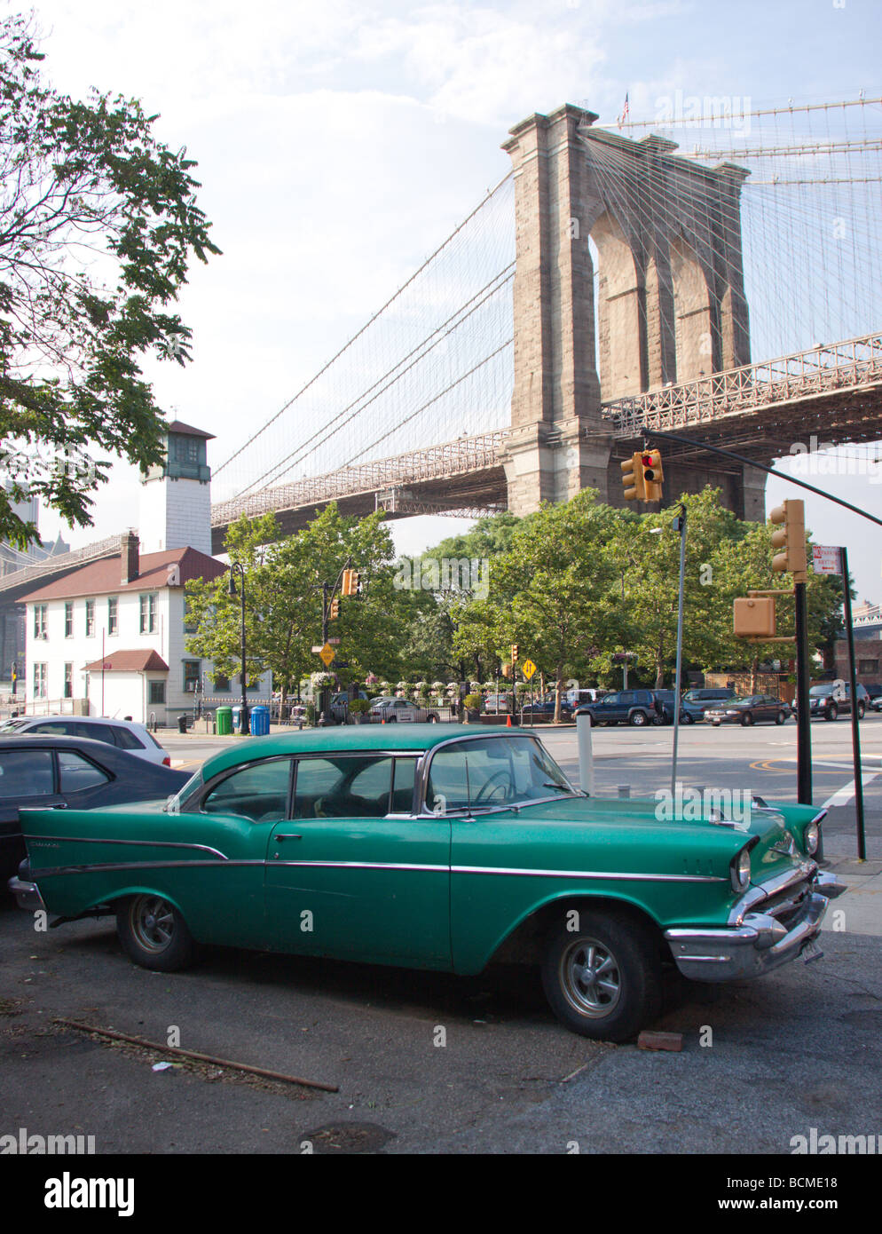 Ponte di Brooklyn, Fulton Fireboat Stazione, 1957 Chevy Foto Stock