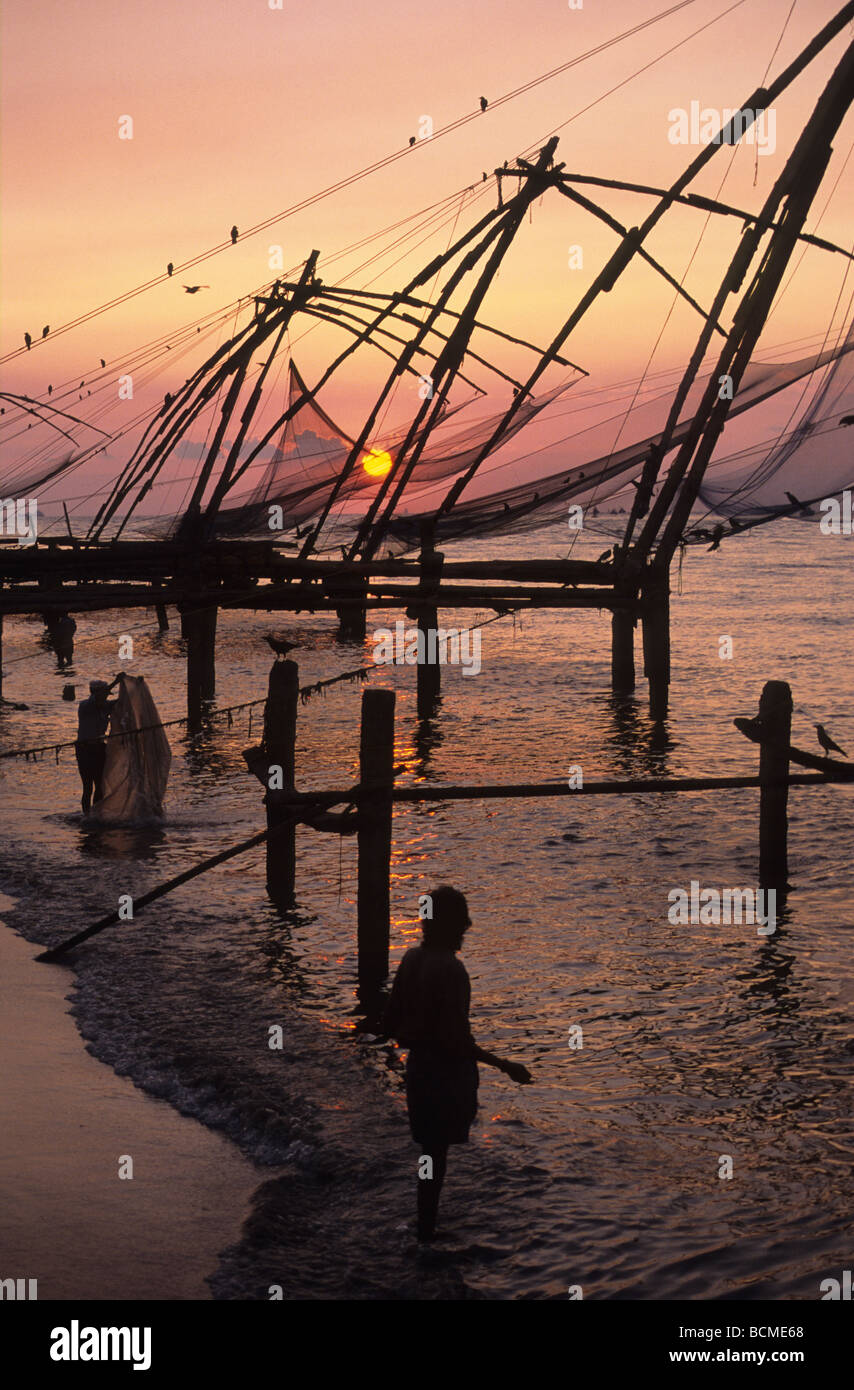 Cinese al tramonto le reti da pesca Fort Cochin Cochi Kerala India Foto Stock