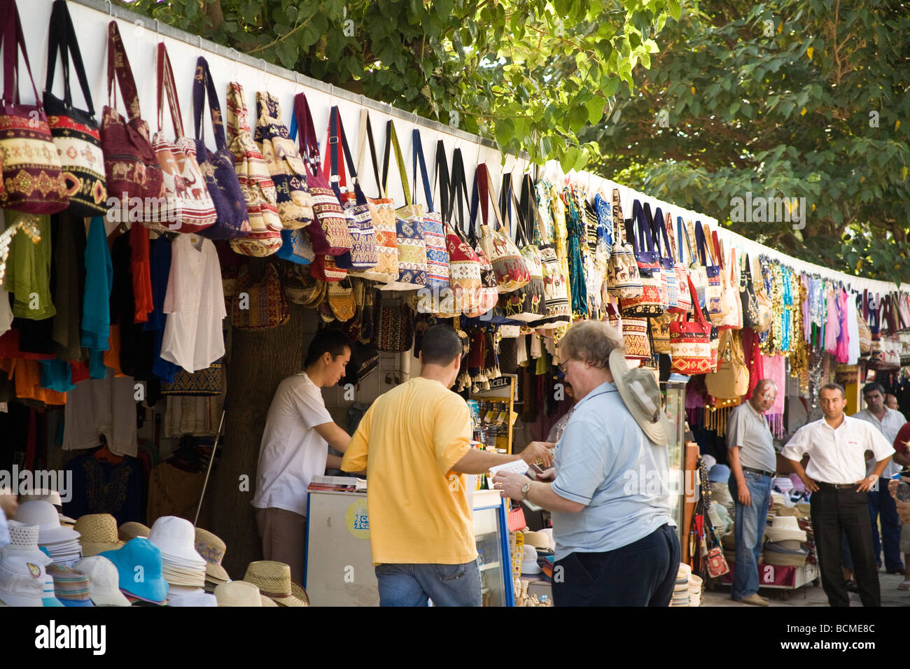 I produttori all'ingresso della strada di marmo in antiche Efeso persone tour guida acquistato acquisti Myrleen Pearson Foto Stock