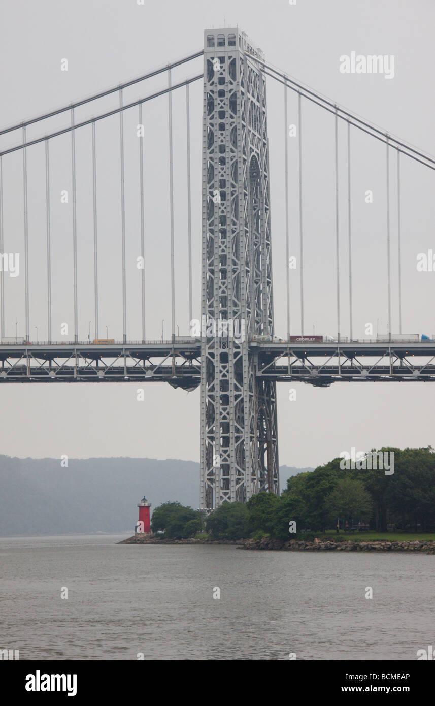 George Washington Bridge e il faro rosso piccolo, New York NY USA Foto Stock