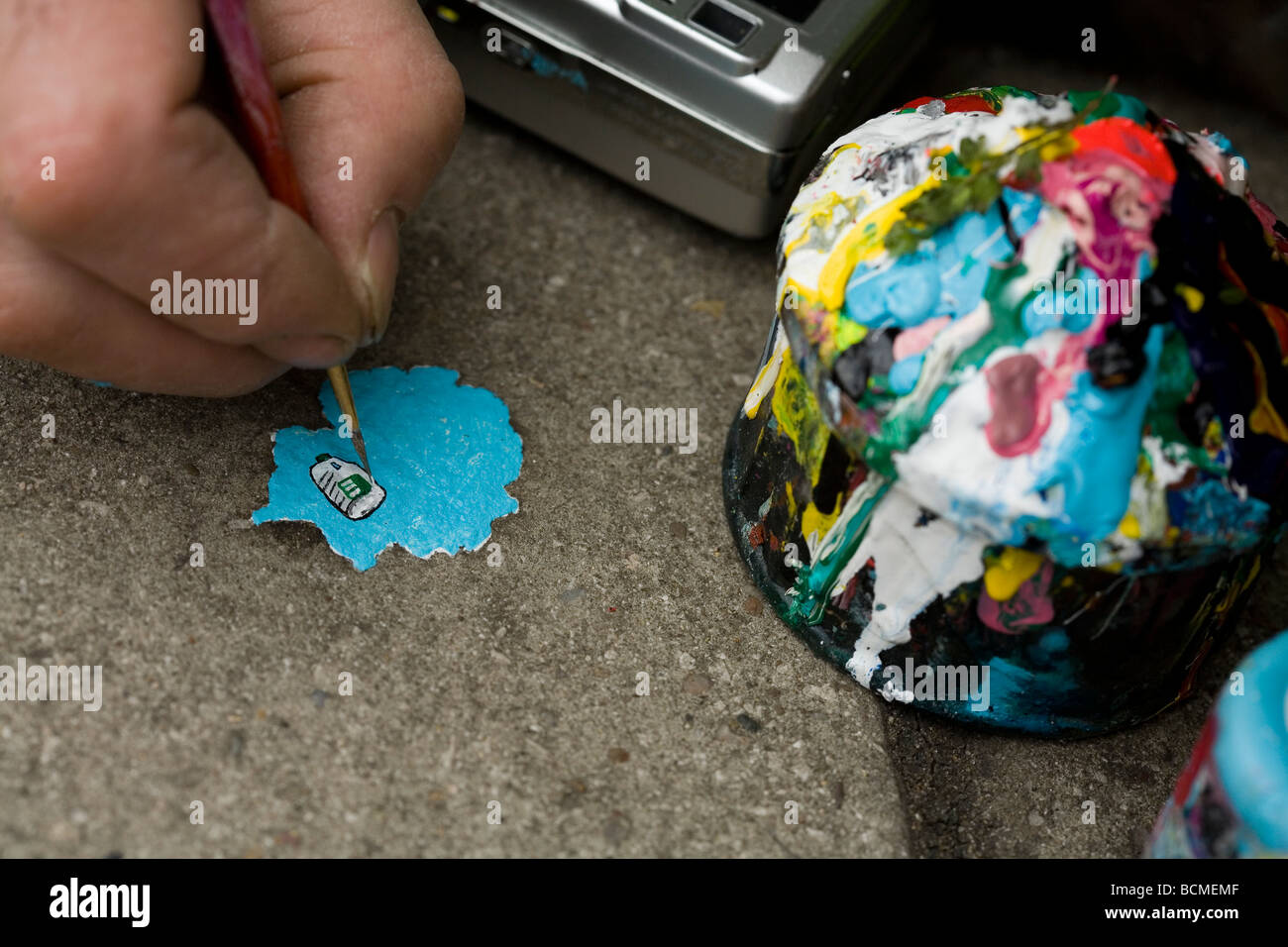 Ben Wilson, chewing gum, artista, rende dipinti in miniatura su gomma da masticare bloccato al marciapiede. Molti dipinti sono richieste. Foto Stock