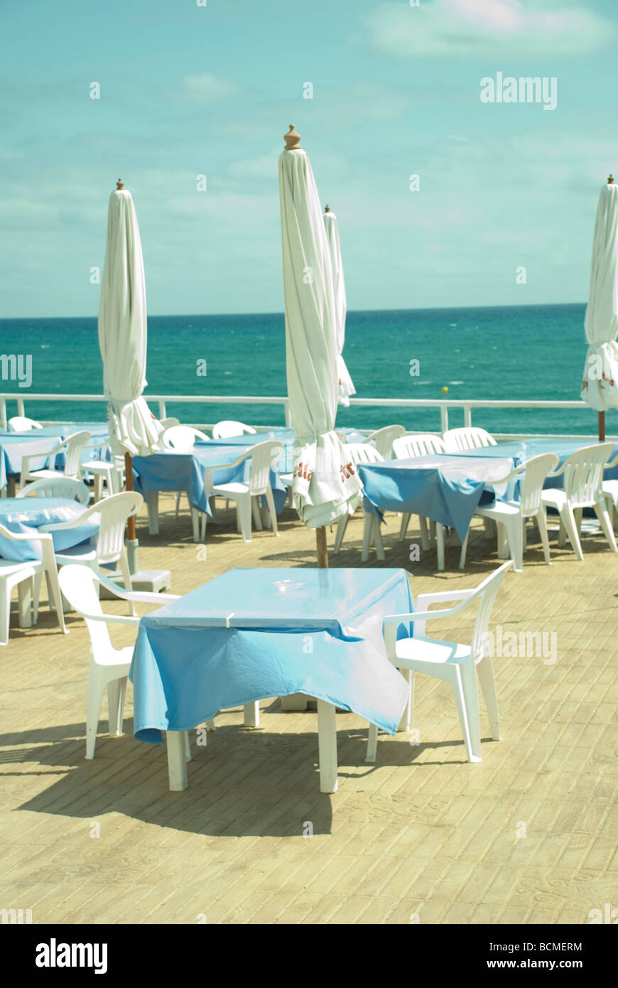 A lato della spiaggia bar terrazza a Sitges, Barcelona - Spagna Foto Stock
