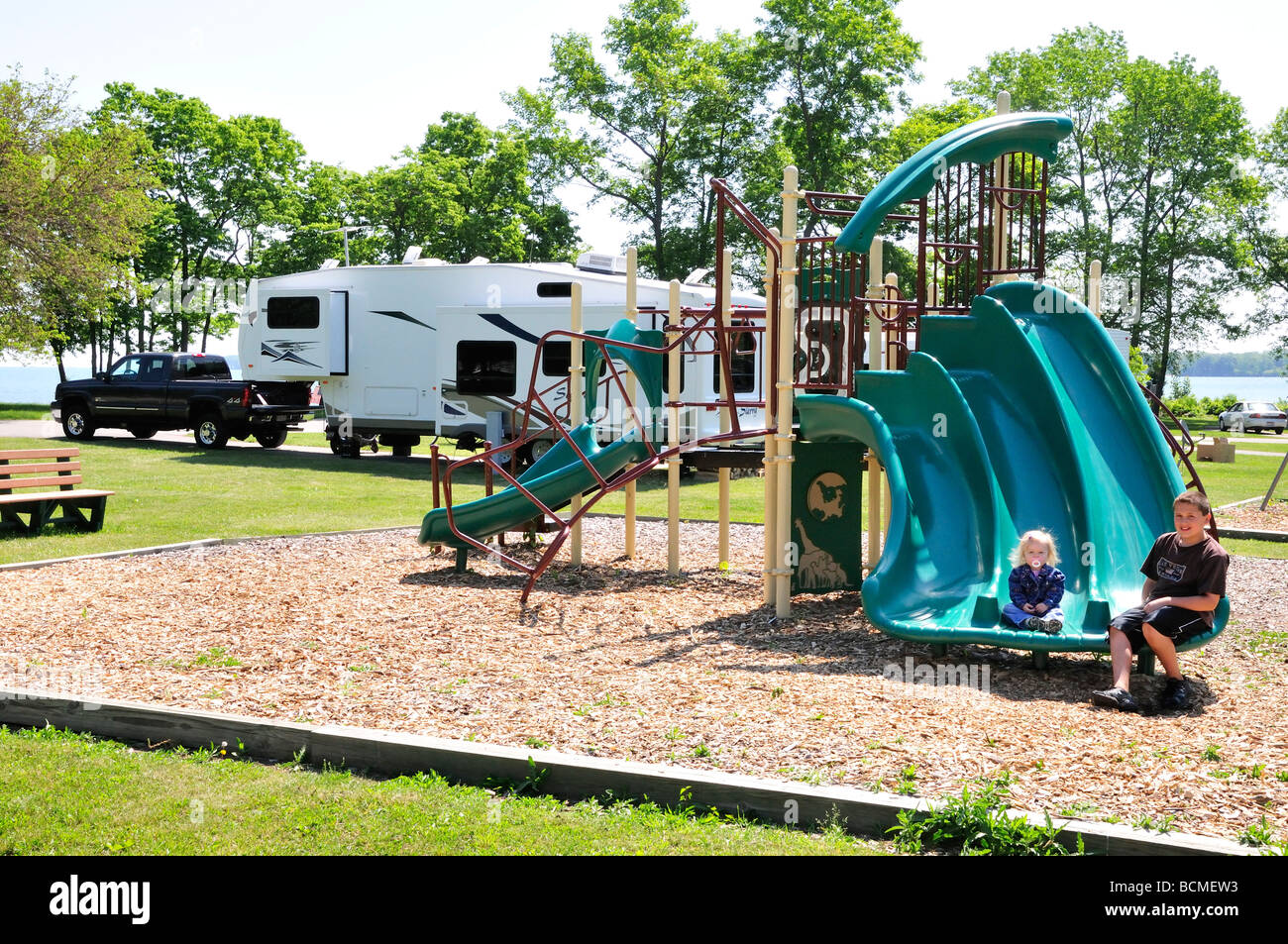 Due giovani ragazzi godetevi camping a Kelleys Island State Park Foto Stock