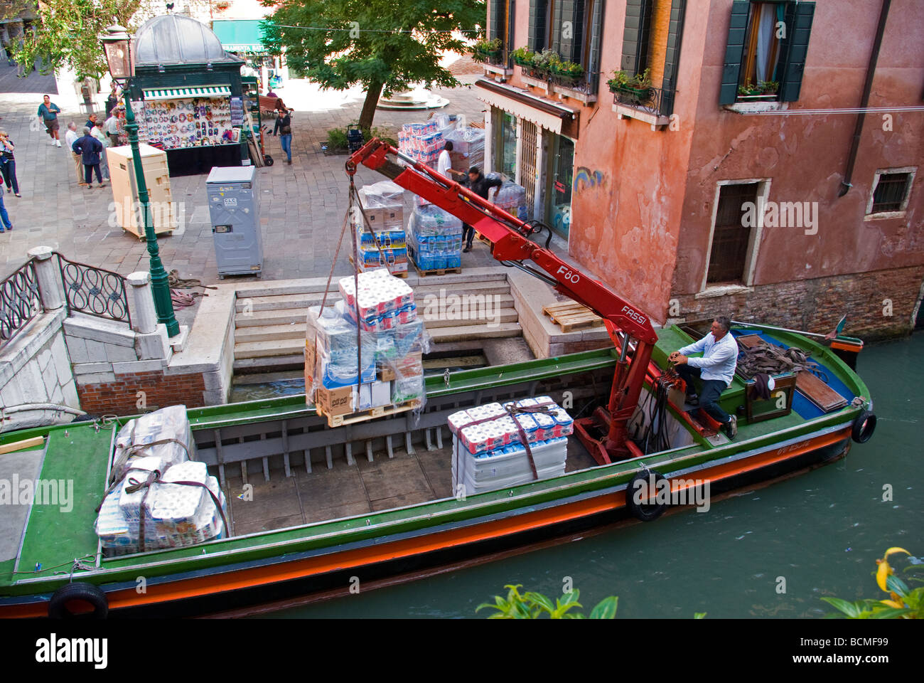 Italia Veneto Venezia Venezia in barca di consegna lo scarico di prodotti di carta per l'archivio generale Foto Stock