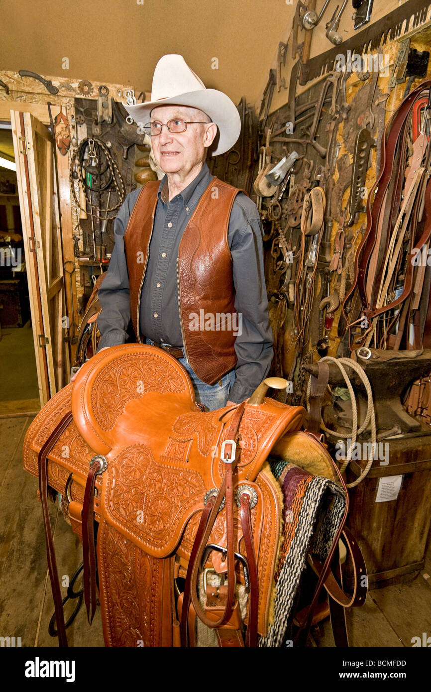 Glen Thompson, anziani sella maker mostra al di fuori di uno dei suo fatto a mano selle nel suo negozio in Eden, Utah Foto Stock