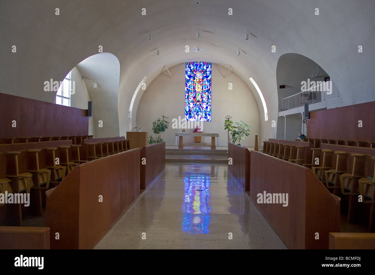 Interno curvo della chiesa della Santa Trinità Abbazia di Huntsville, Utah, dove monaci trappisti pregare e vendere il miele aromatizzato. Foto Stock