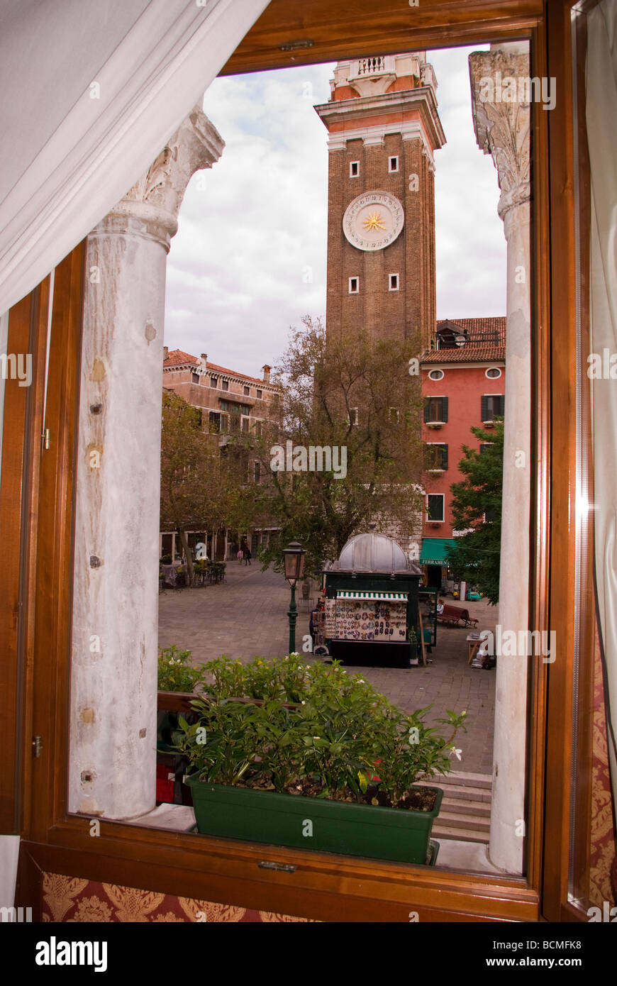 Italia Veneto Venezia Venezia torre campanaria e orologio sulla Chiesa di Santi Apostoli da Hotel Antico Doge master suite Foto Stock