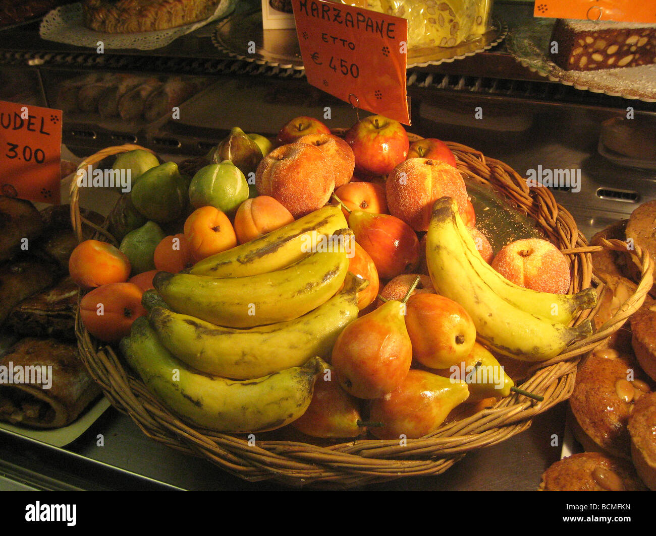 Frutta martorana immagini e fotografie stock ad alta risoluzione - Alamy