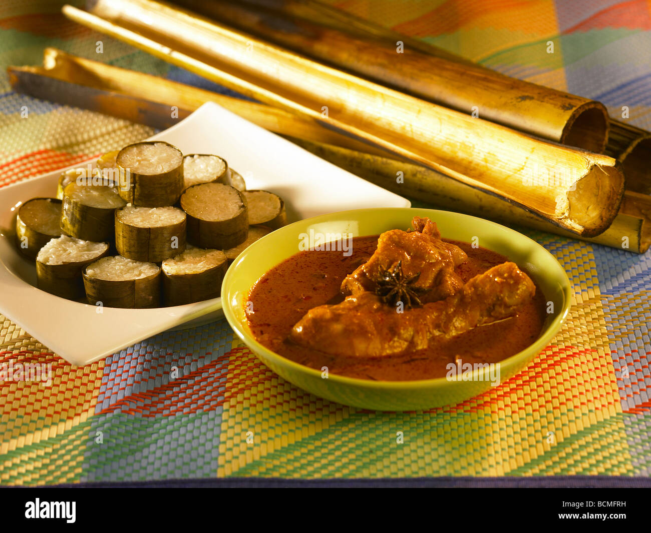 Malay cibo tradizionale lemang con pollo e curry Foto Stock