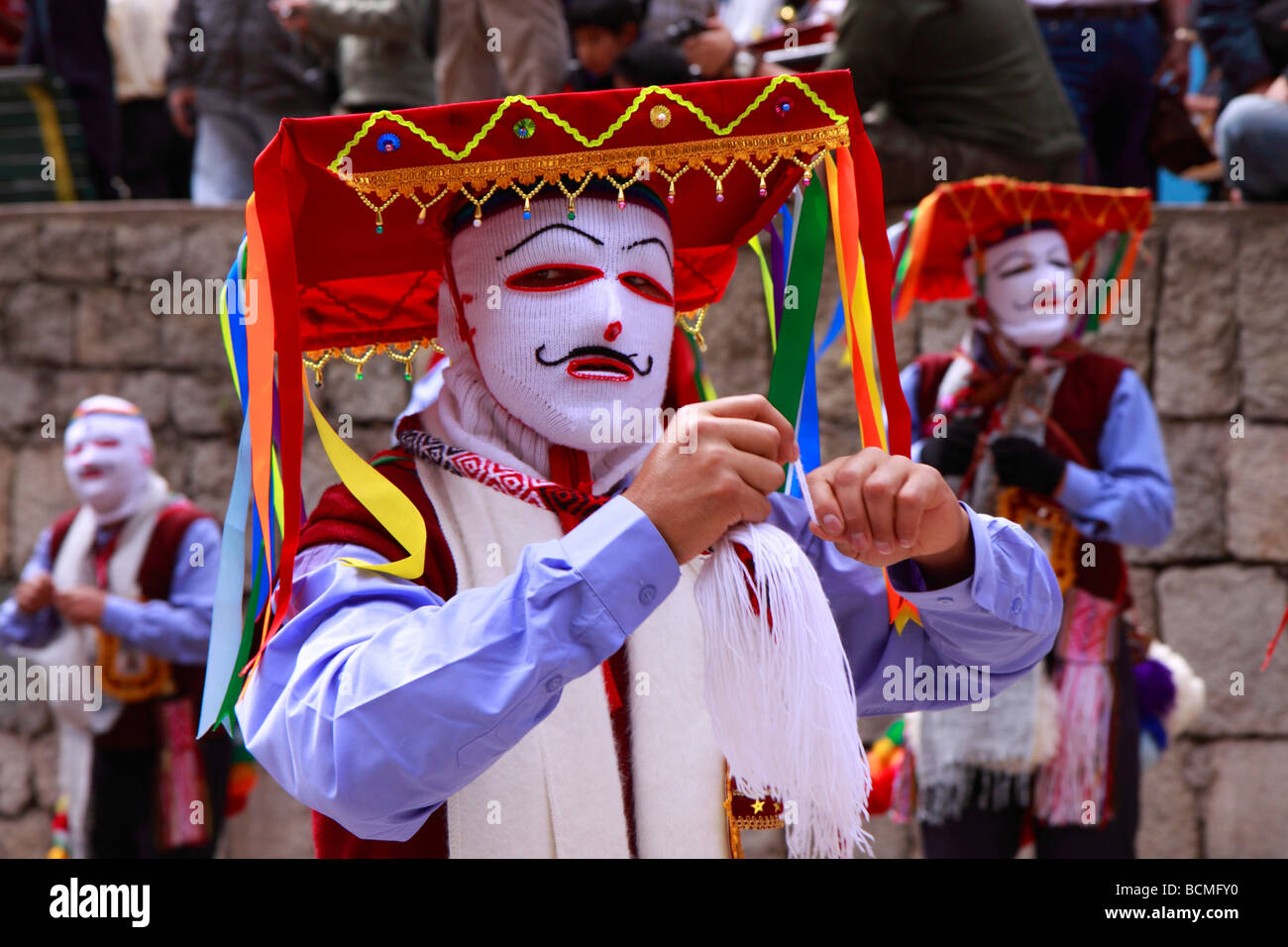 Vestito di persone a una processione di Aguas Calientes, Perù Foto Stock