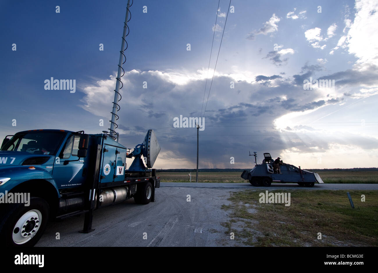 Il doppler su ruote 7 DOW 7 scansiona un lontano temporale per il progetto Vortex 2. Tornado intercettano il veicolo in background. Foto Stock