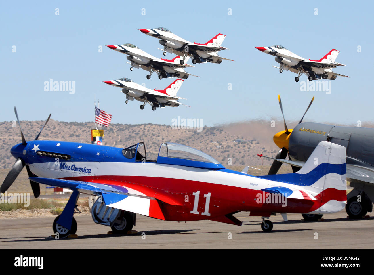 Il USAF Thunderbirds decollare mentre il P-51 air racer Miss America attende sulla rampa Foto Stock