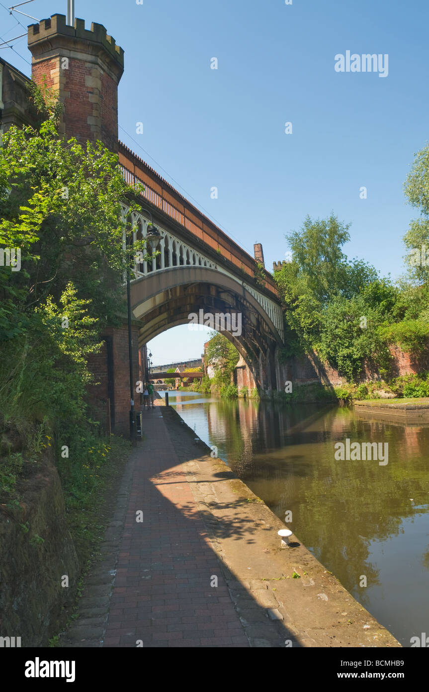 Manchester congiunzione Sud e la stazione di Altrincham Rochdale Canal Bridge guardando verso Castlefield e duchi bloccare 92 Foto Stock