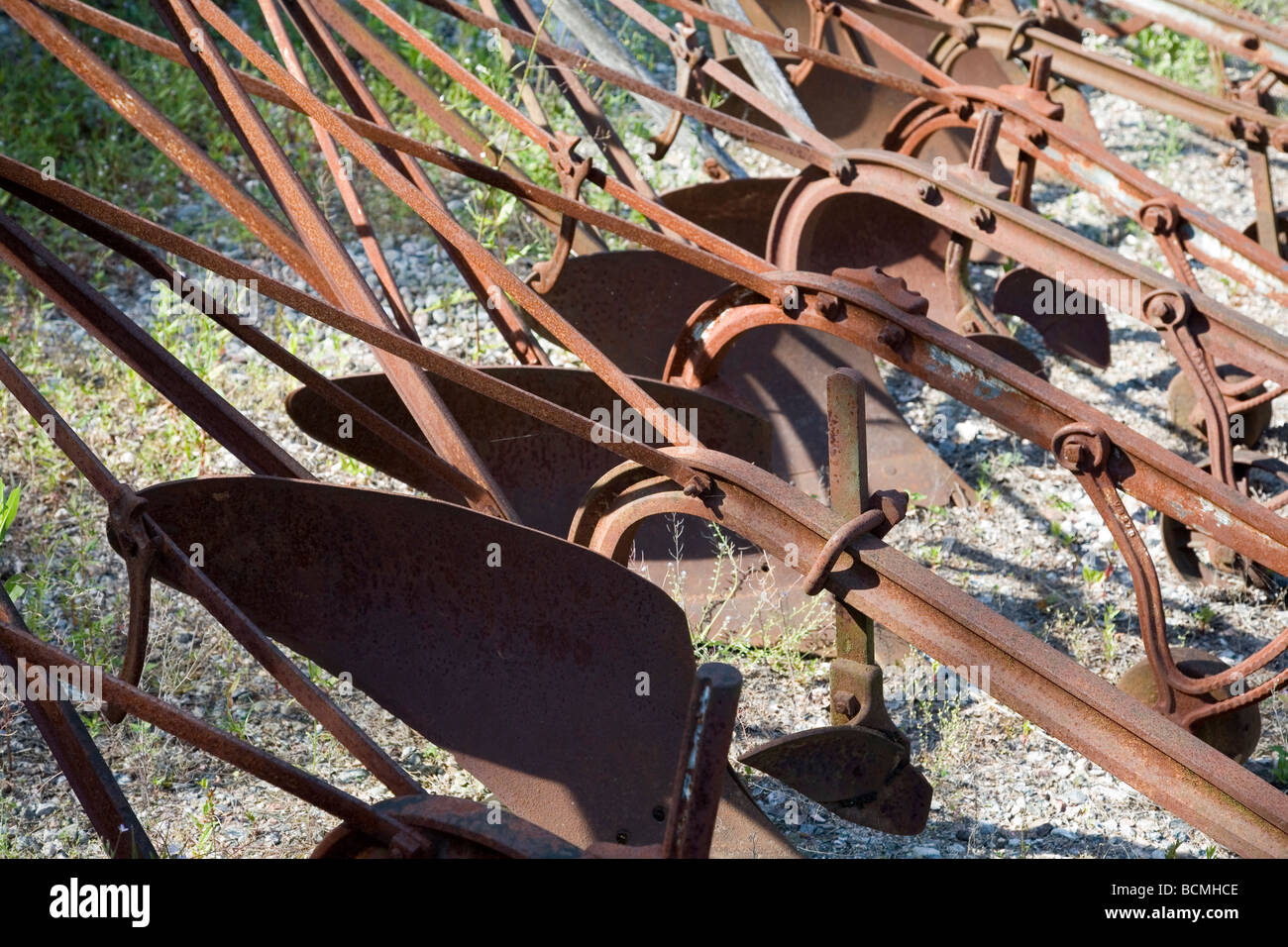 Cavallo e rusty vintage collezione aratro paesaggio. Foto Stock