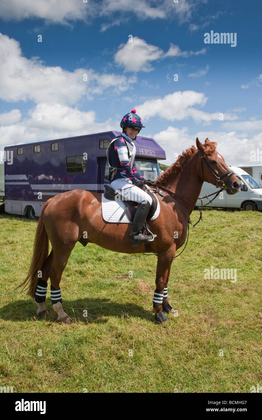 Ragazza seduta sul cavallo marrone/pony a Pony club. Foto Stock