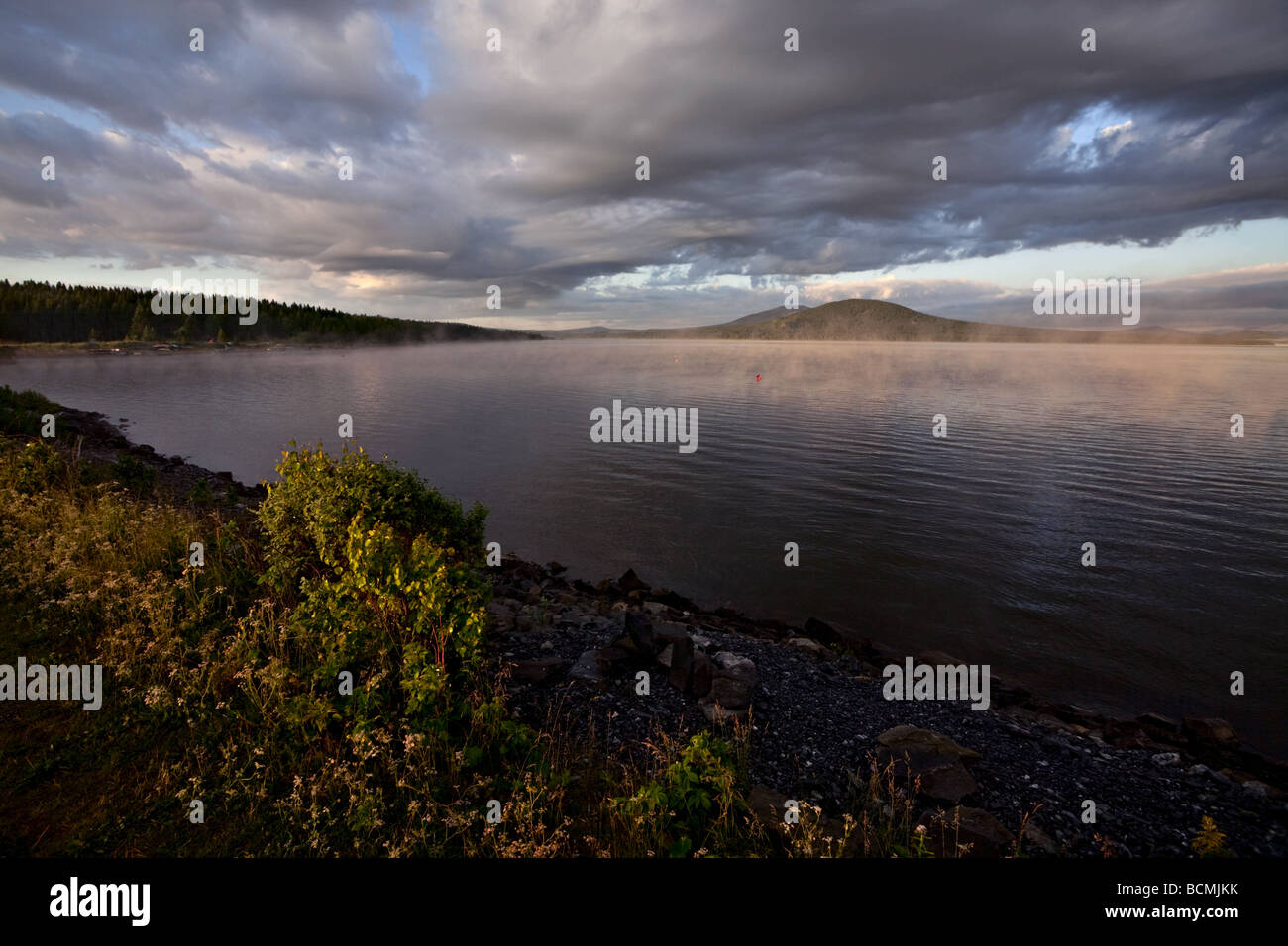 Cloudscape oltre il lago Zuratkul in mattinata l'illuminazione Foto Stock