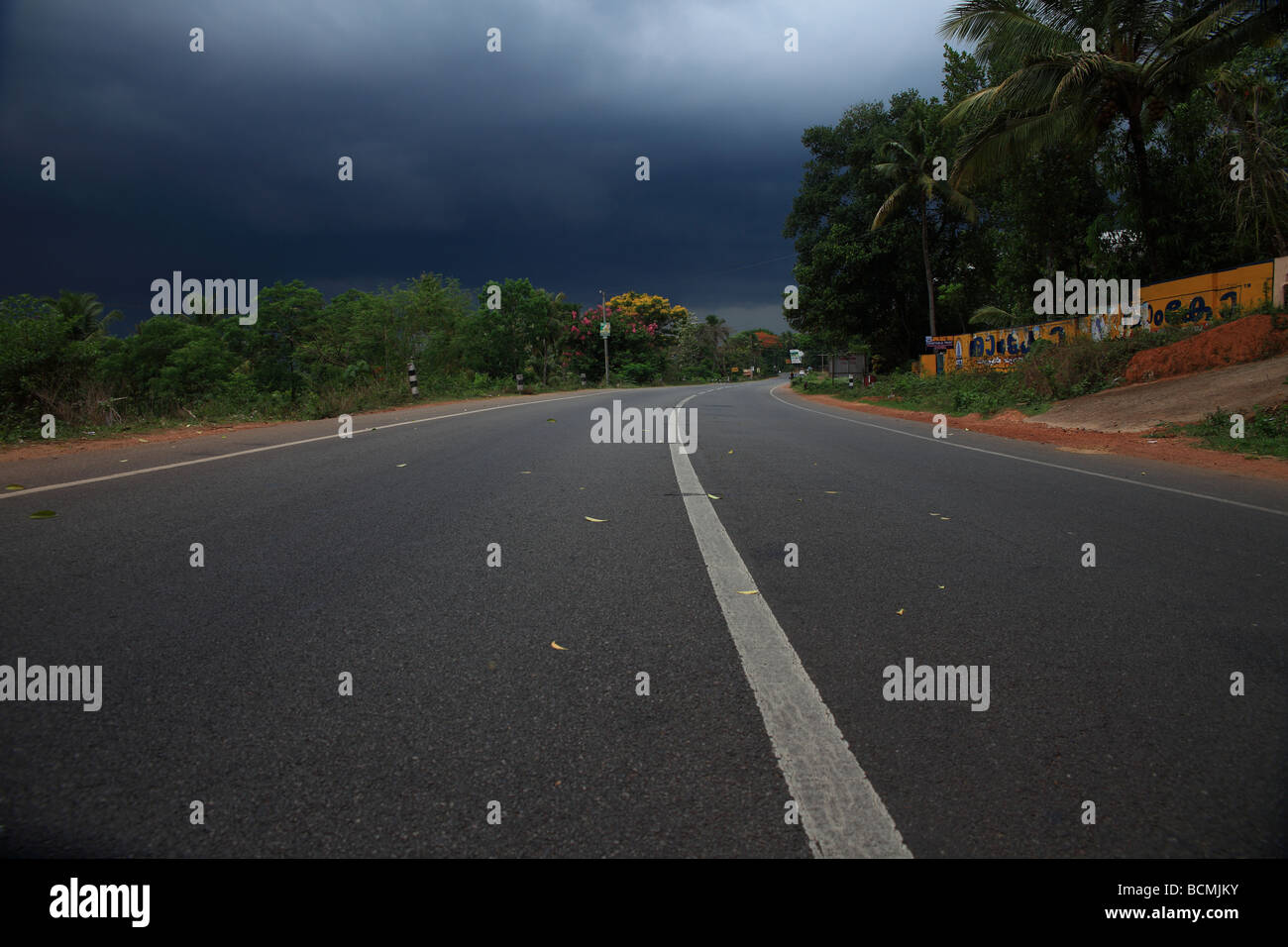 Monsoon nuvole sopra la strada Foto Stock