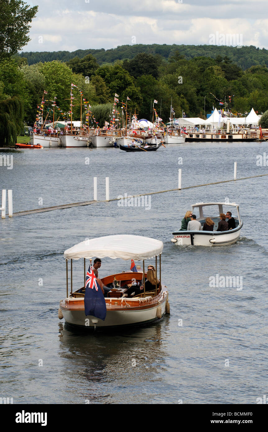 Henley on Thames in barca sul fiume Tamigi Southern England Regno Unito Thames barca tradizionale Rally 2009 Foto Stock