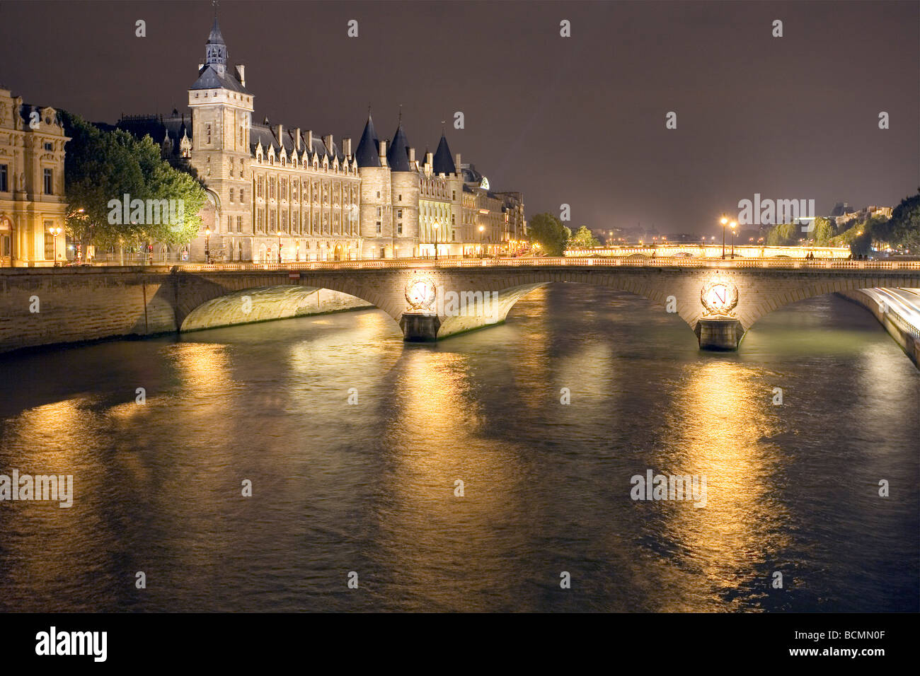 Conciergerie e il Pont au Change, Parigi, Francia Foto Stock