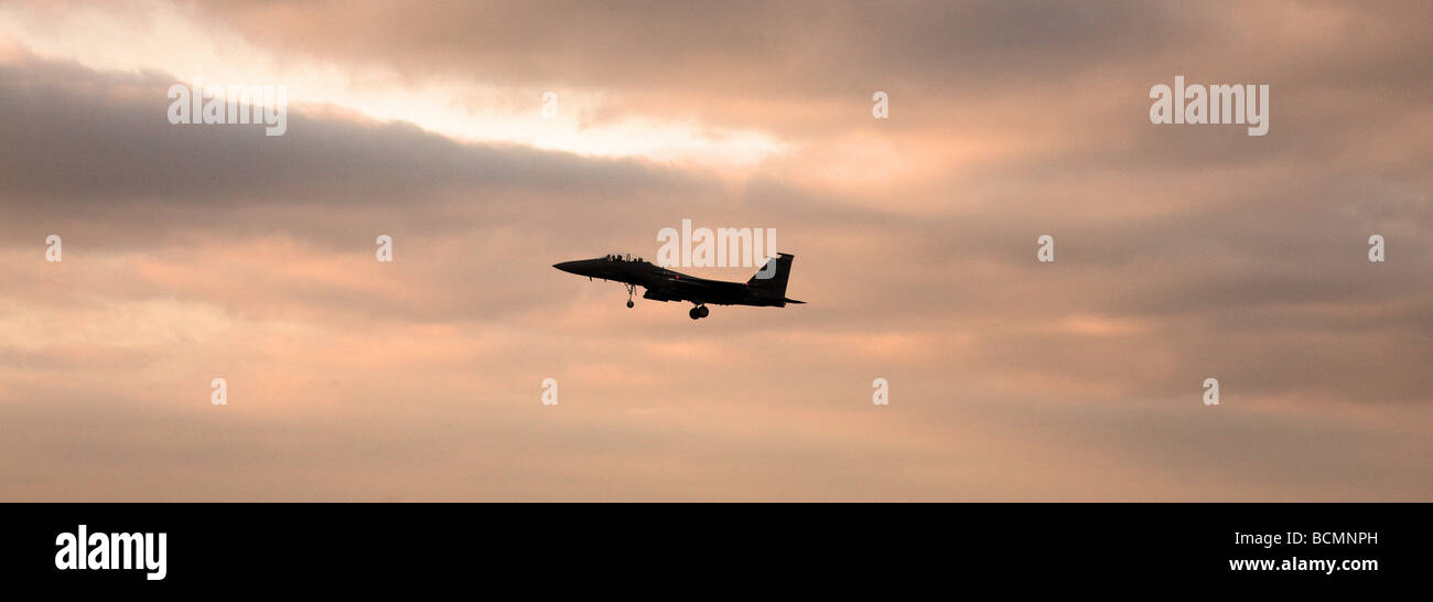 F-15 Eagle Landing al tramonto, RAF Lakenheath, Suffolk, Regno Unito Foto Stock