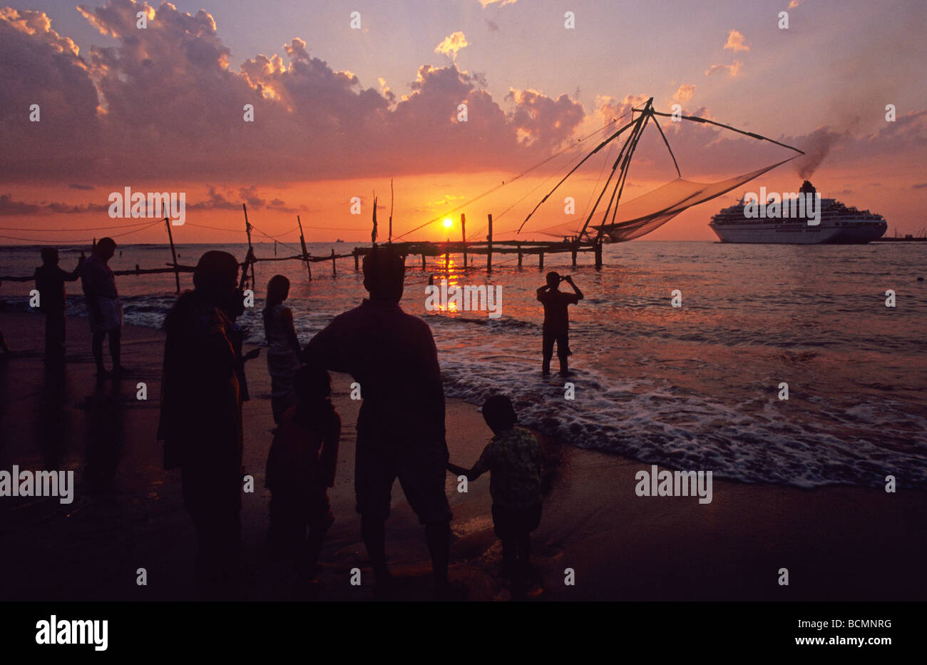 Tramonto con Crociera cinese reti da pesca Fort Cochin India Kerala Foto Stock