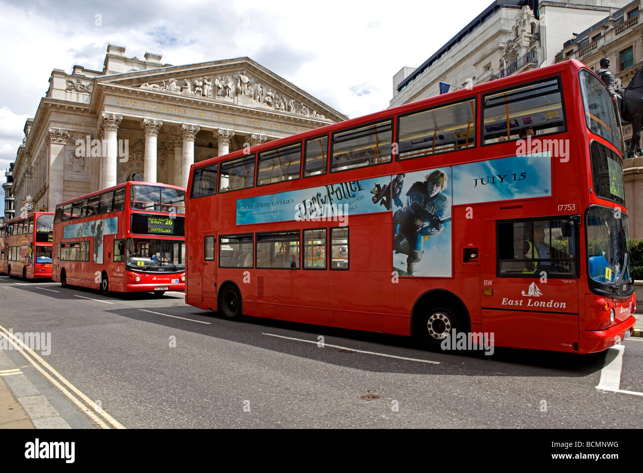 Gli autobus che passa il London Royal Exchange building Foto Stock