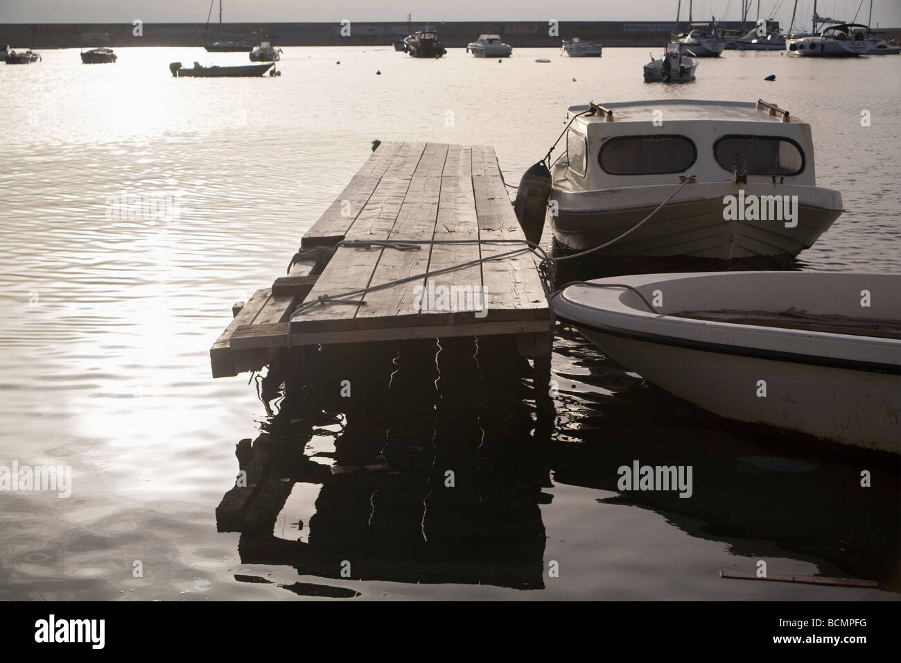 Ischia, Italia - il porto di Forio, calmo calmo sera circonda un molo di legno con barche Foto Stock