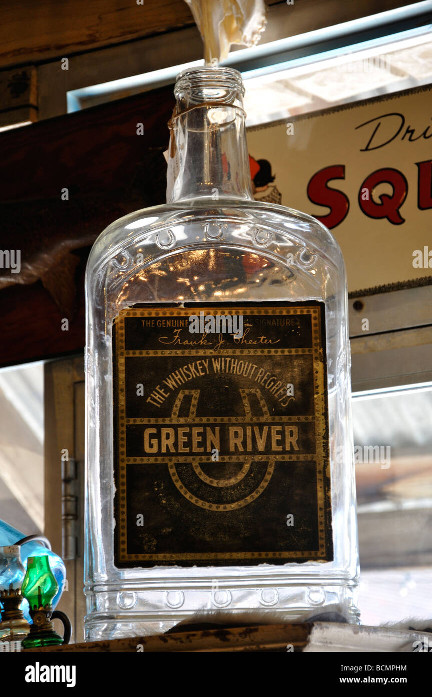 Vecchio fiume verde bottiglia di whiskey in negozio di antiquariato in Fort Worth, Texas Foto Stock