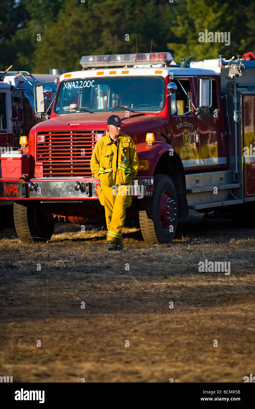 California wildfire in Santa Cruz Mountains CALFIRE CDF wildland firefighter in appoggio tra i cambi di marcia Foto Stock