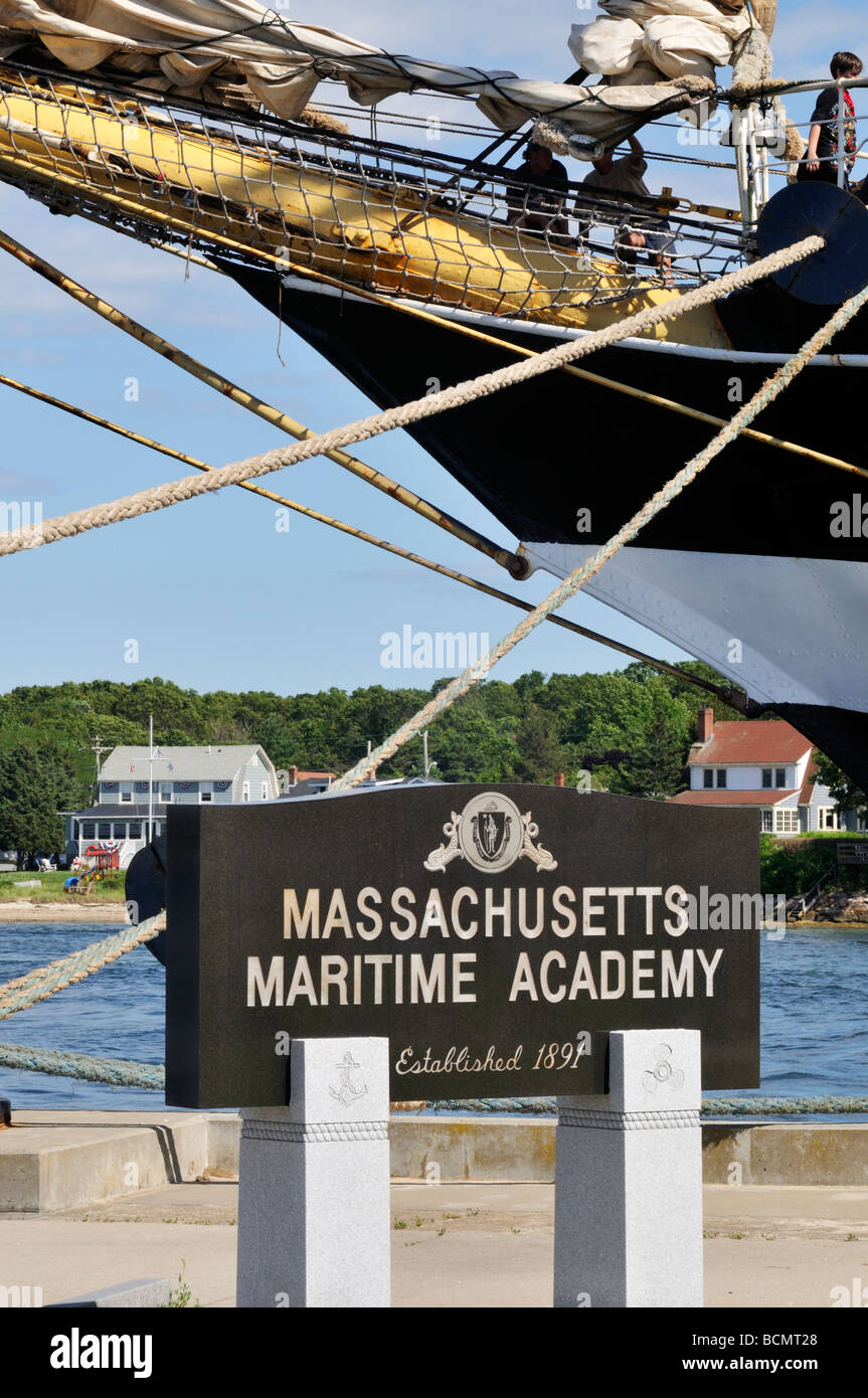 Segno per il Massachusetts Accademia Marittima sul canale di Cape Cod con prua di Tall Ship in background Foto Stock