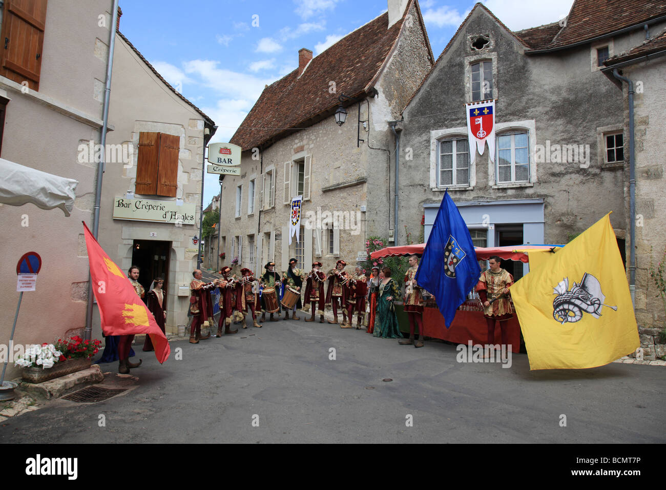 Il giorno della Bastiglia celebrato ad angoli sur l'Anglin il bellissimo borgo medievale a Vienne, Poitou-Charentes, Francia. Foto Stock