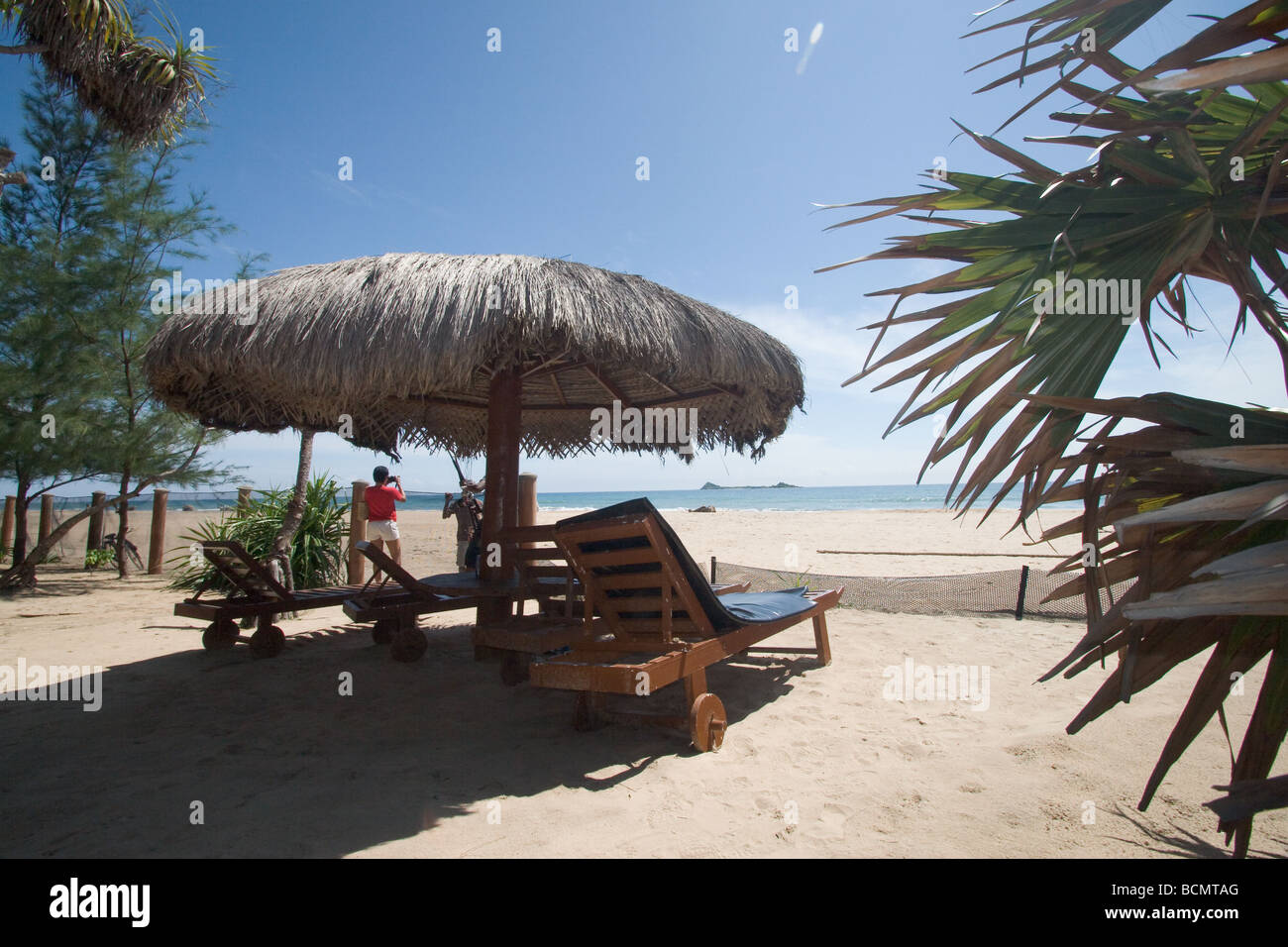 Sun capanna a Nilaveli Beach, Trincomalee sullo Sri Lanka East Coast Foto Stock