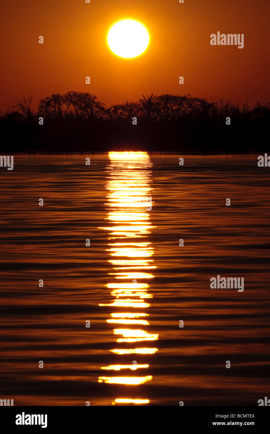 Il sole e il tramonto sul fiume Chobe, Botswana, Africa Foto Stock