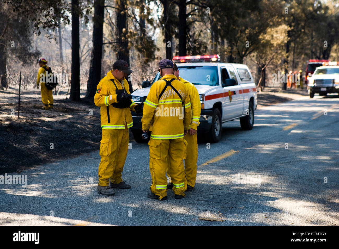California wildfire in Santa Cruz Mountains. CALFIRE/CDF wildland firefighter strike team nella riunione di pianificazione Foto Stock