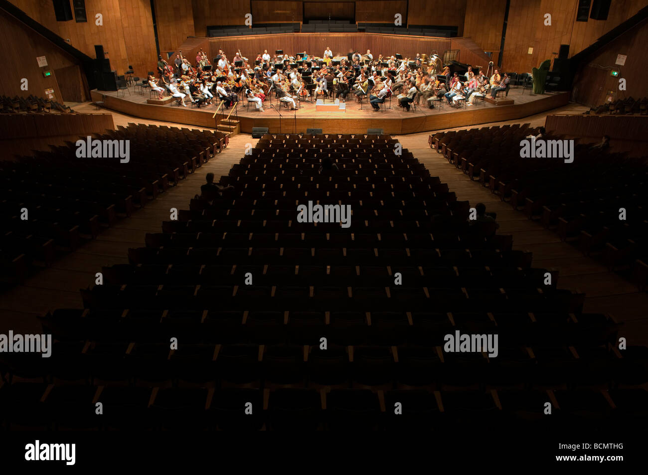 Prove ufficiali dell'Orchestra Filarmonica israeliana di Heichal HaTarbut L'auditorium Charles R Bronfman si trova nel centro di Tel Aviv Israele Foto Stock