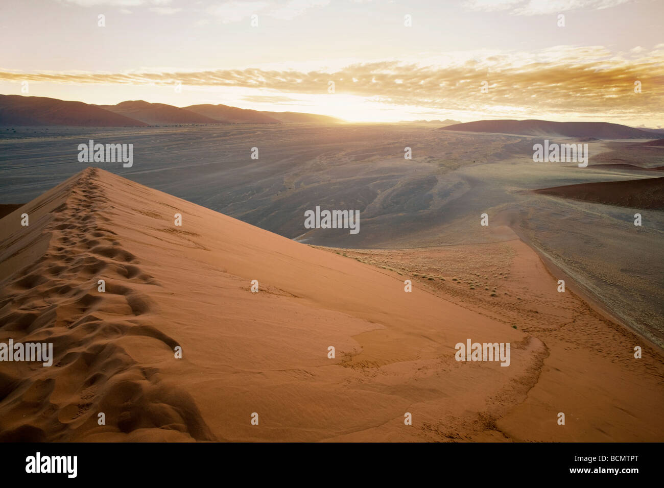 Sunrise in Sossusvlei le dune di sabbia del deserto del Namib Namibia Africa Foto Stock