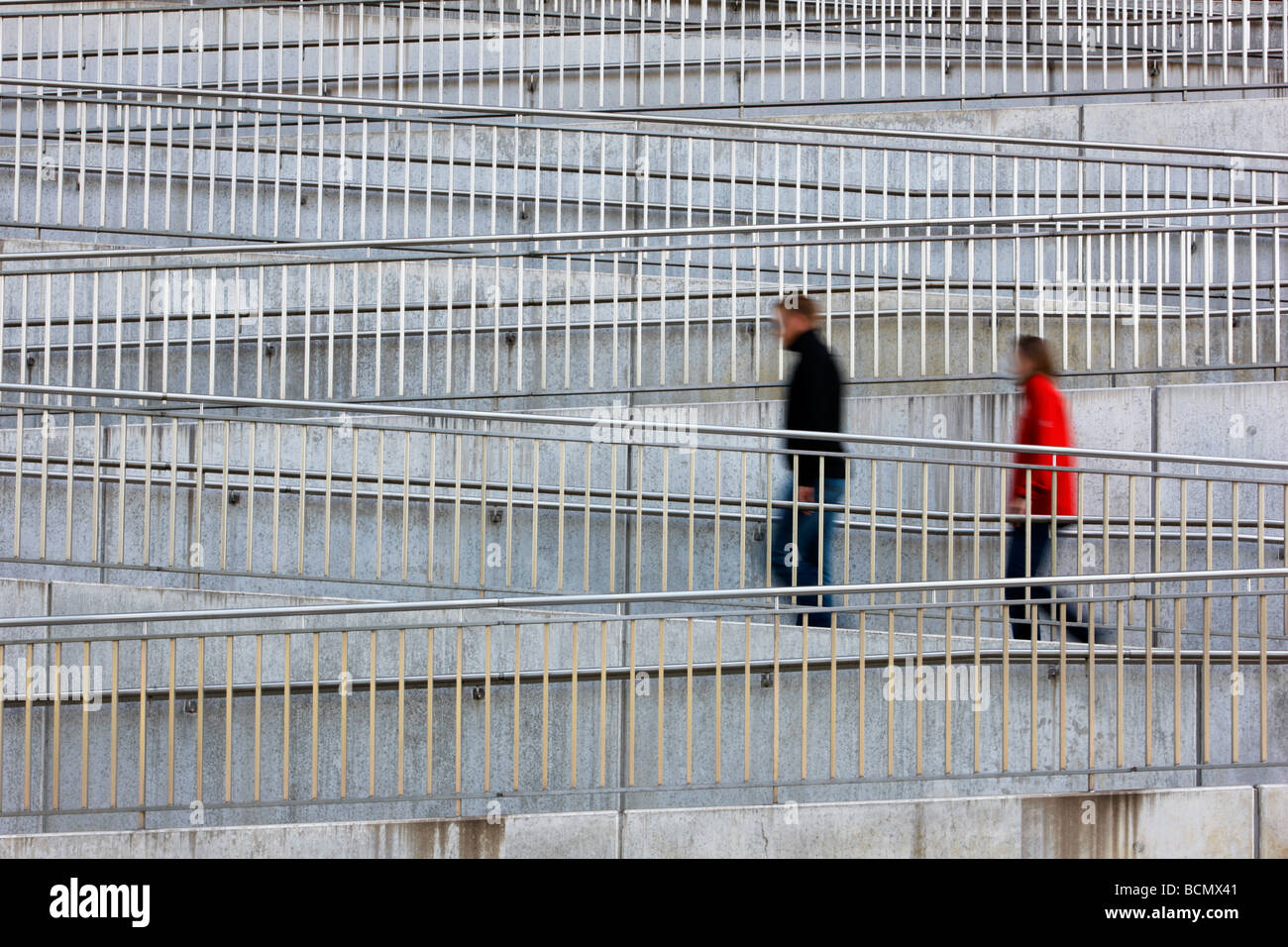 La gente a piedi fino in un modo a serpentina. Foto Stock