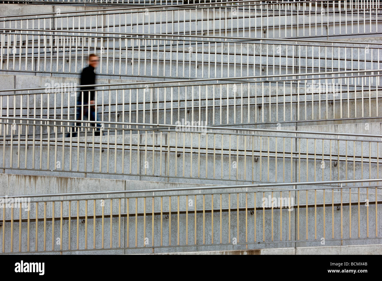 La gente a piedi fino in un modo a serpentina. Foto Stock