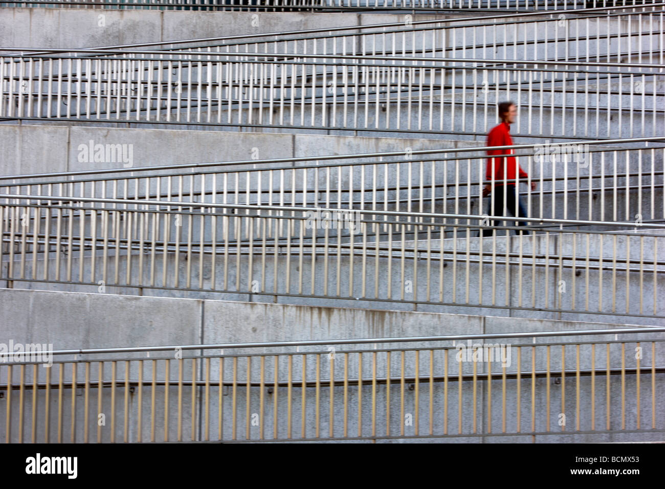 La gente a piedi fino in un modo a serpentina. Foto Stock