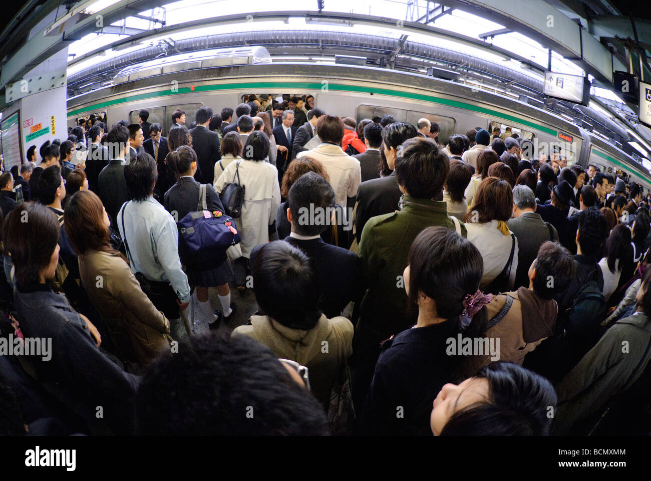 I pendolari a salire su un rush hour treno, Tokyo, Giappone, 2 gennaio 2008. Foto Stock