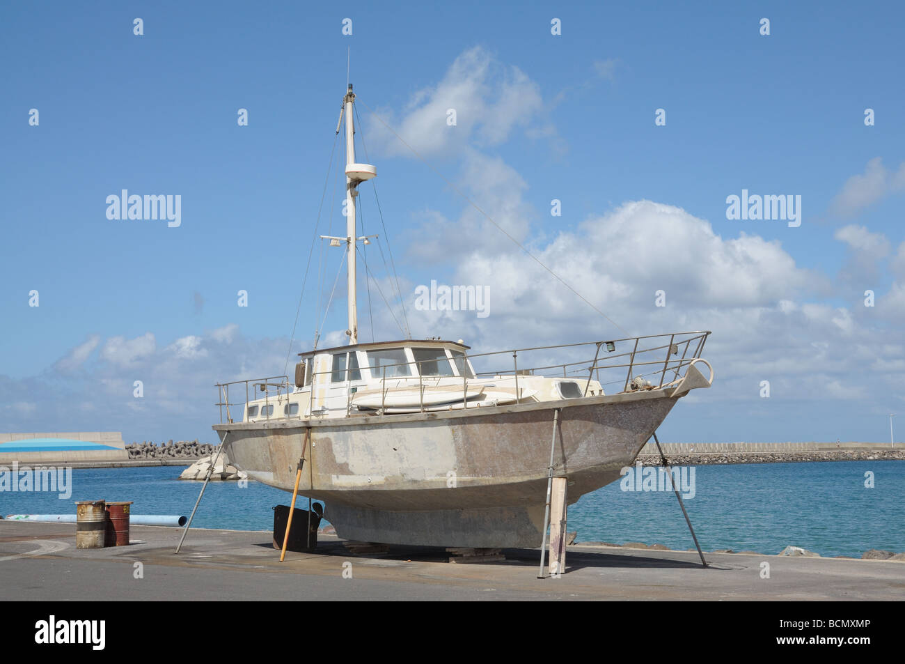 Sailing yacht in cantiere di riparazione Foto Stock