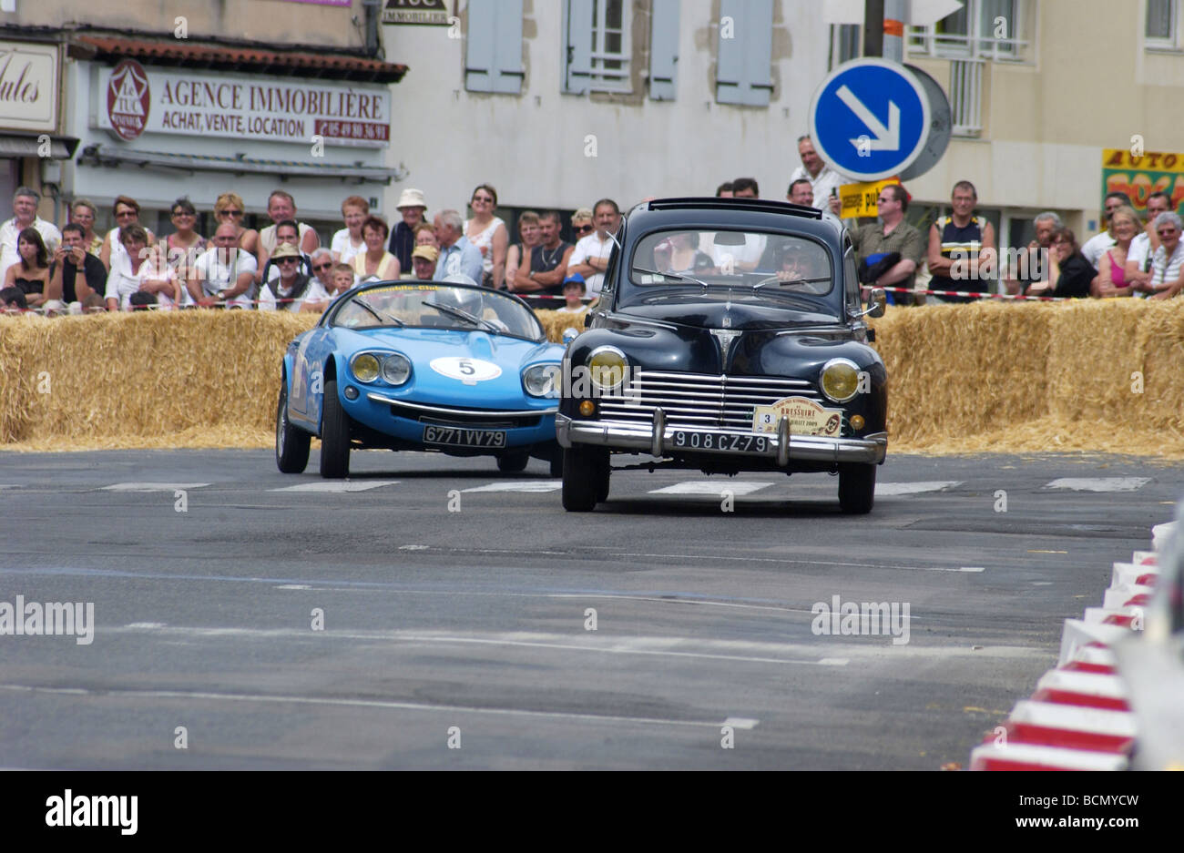 1965 Sovam sportscar dando la caccia a un 1959 Peugeot 203c presso la storica grand prix Bressuire Francia Foto Stock