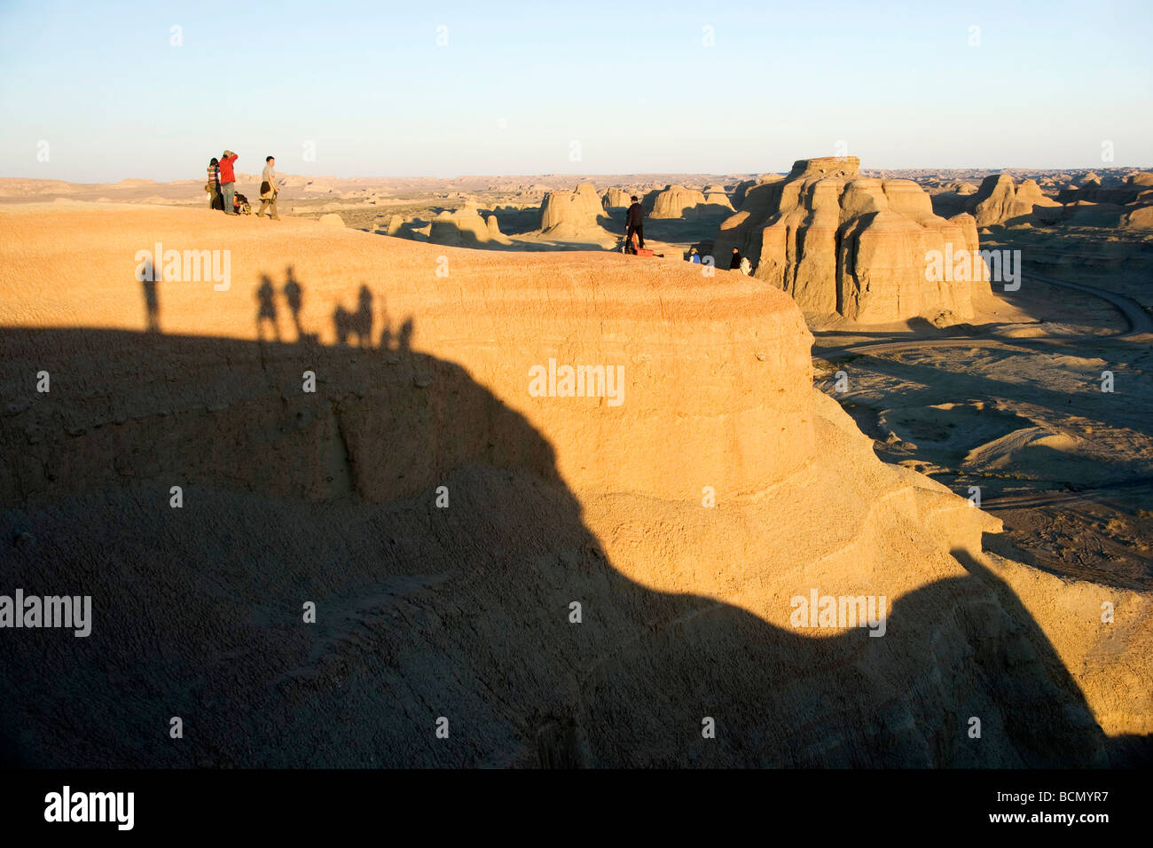 I turisti per scattare delle foto sulla scogliera, città fantasma in Hami, Xingjiang Uyghur Antonomous Regione, Cina Foto Stock
