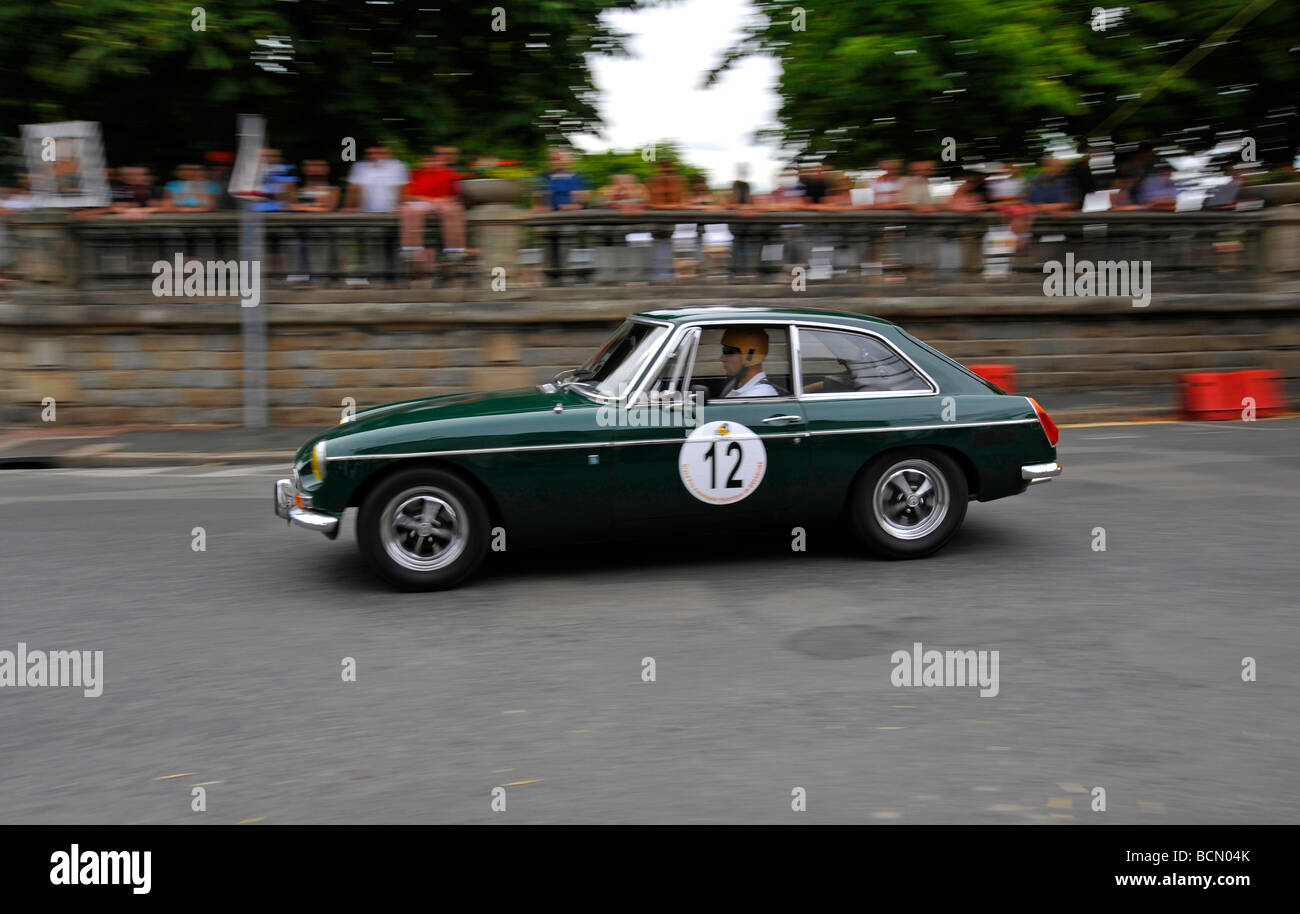 1970 MGB GT Classic Car racing a Bressuire auto classica e racing event in Francia. Foto Stock
