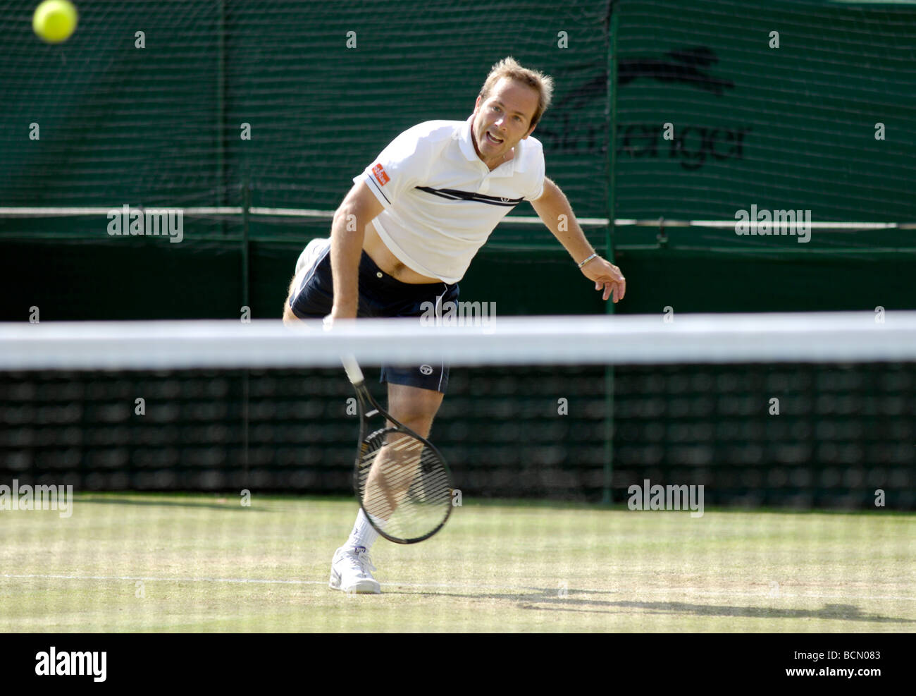 Giocatore di tennis serve Foto Stock