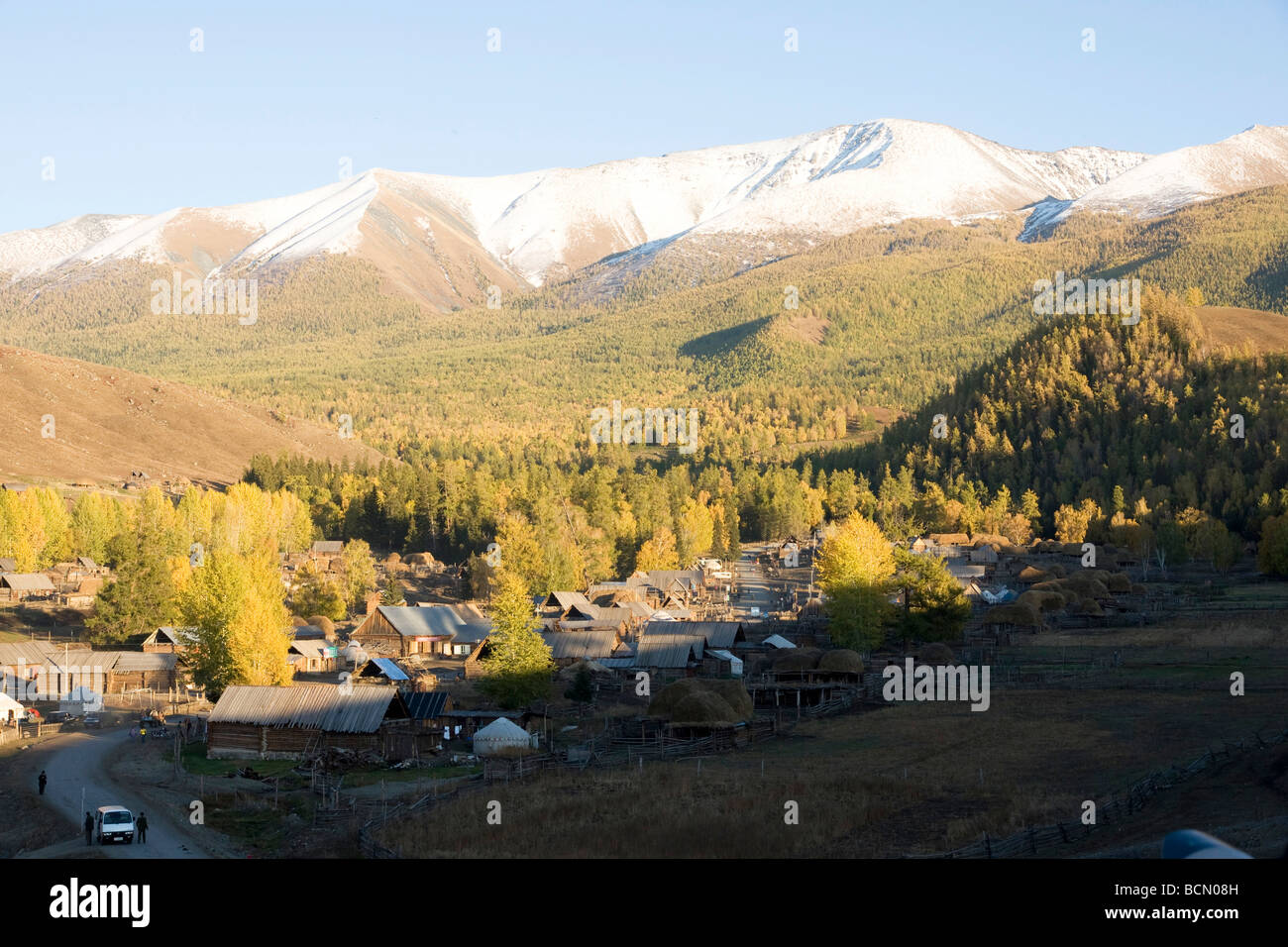 Villaggio Hemu in Altai Mountain, Xinjiang Uyghur Regione autonoma, Cina Foto Stock