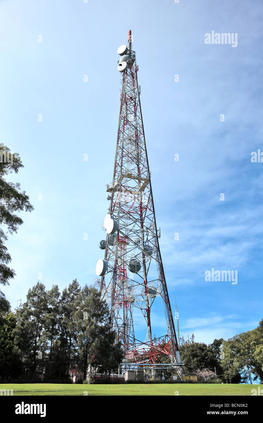 La torre delle comunicazioni per la ripetizione di segnali su di una ampia area Foto Stock