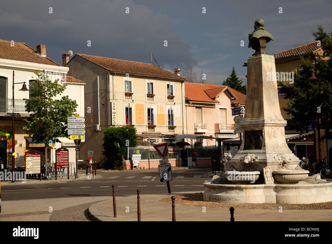 Un monumento e fontana nel villaggio Ile sur la Sorgue Provence Francia Europa Foto Stock